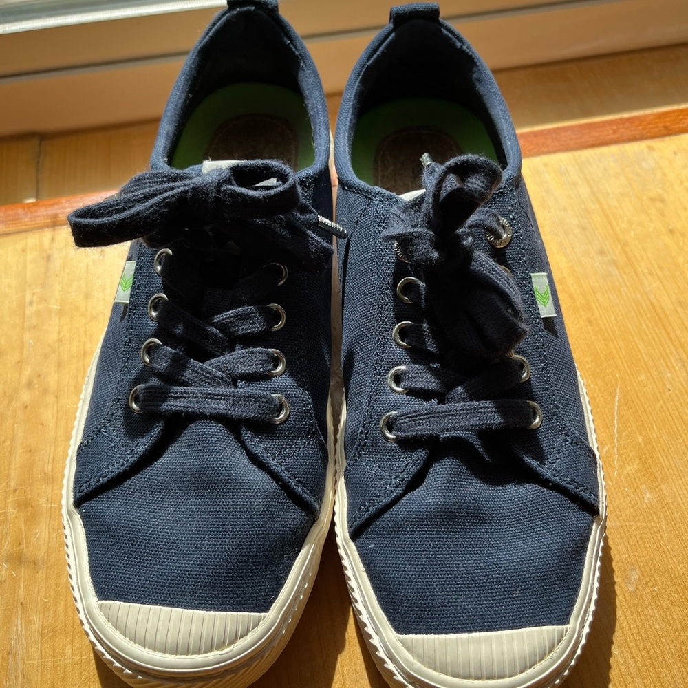 Cariuma canvas sneakers sz 9